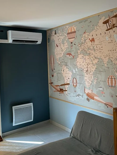 Climatiseur mural noir au-dessus d’un radiateur dans un salon