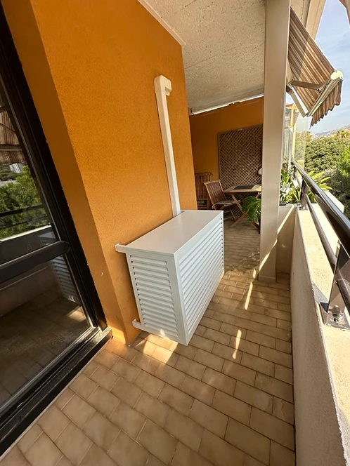 Unité extérieure de climatisation sur un balcon