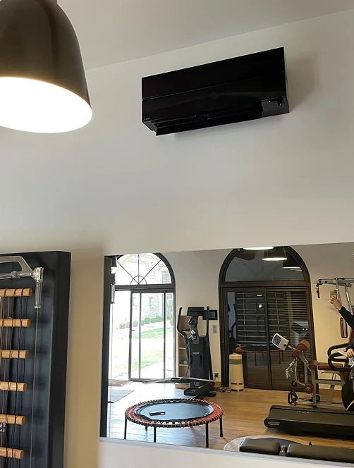 Climatiseur mural noir dans une salle de sport intérieure